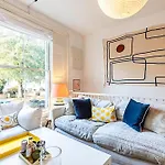 Colourful And Cosy Home In De Beauvoir Town