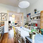 Colourful And Cosy Home In De Beauvoir Town
