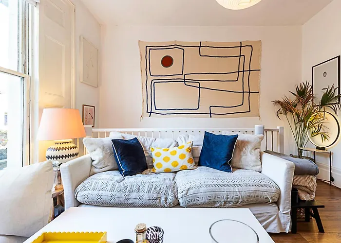Colourful And Cosy Home In De Beauvoir Town