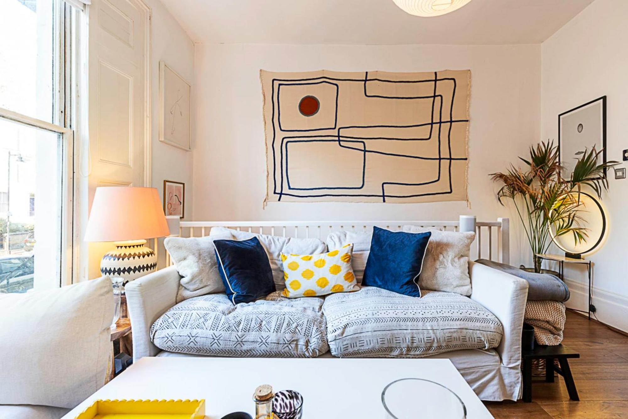 Colourful And Cosy In De Beauvoir Town *