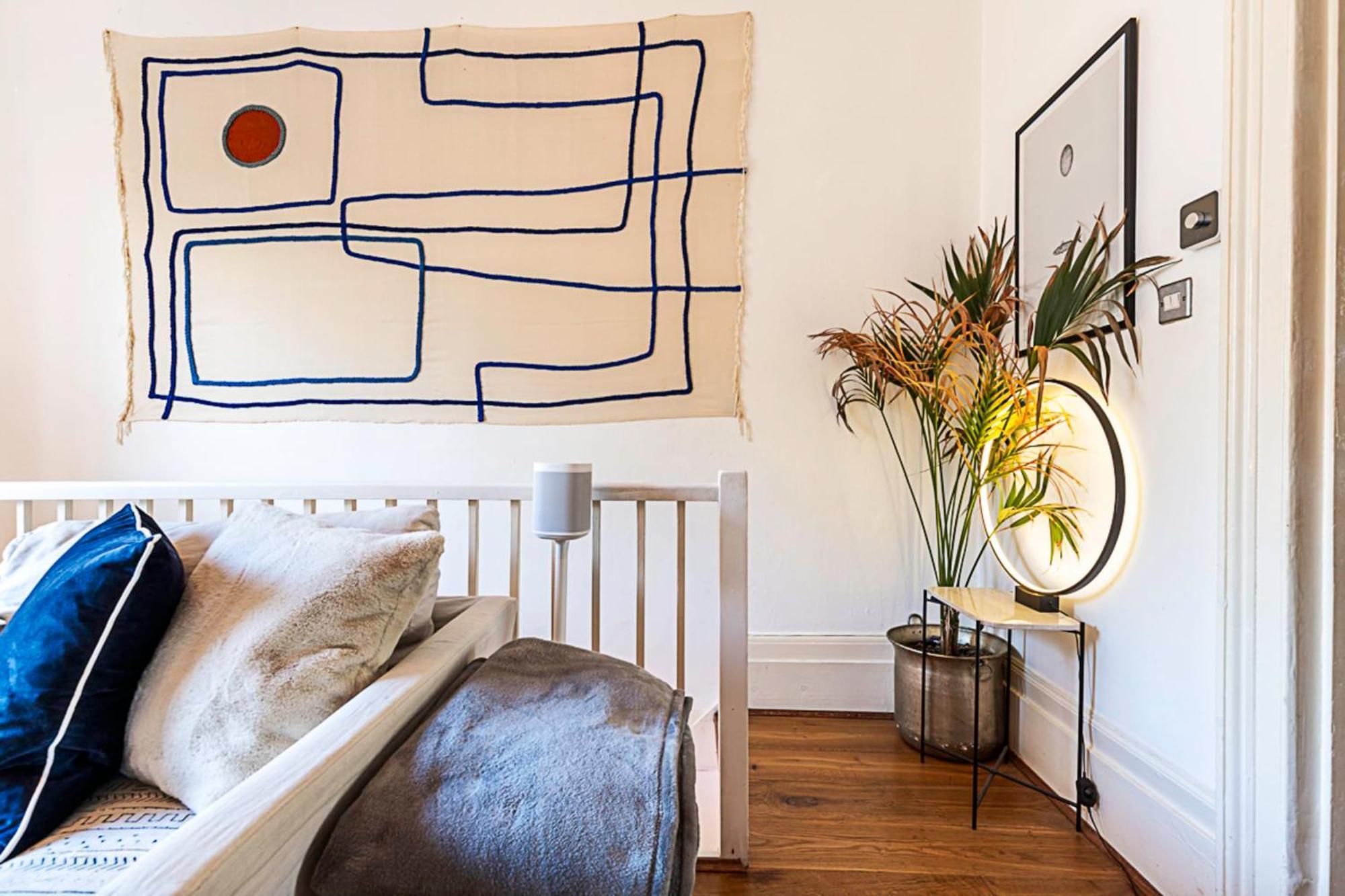 Colourful And Cosy In De Beauvoir Town