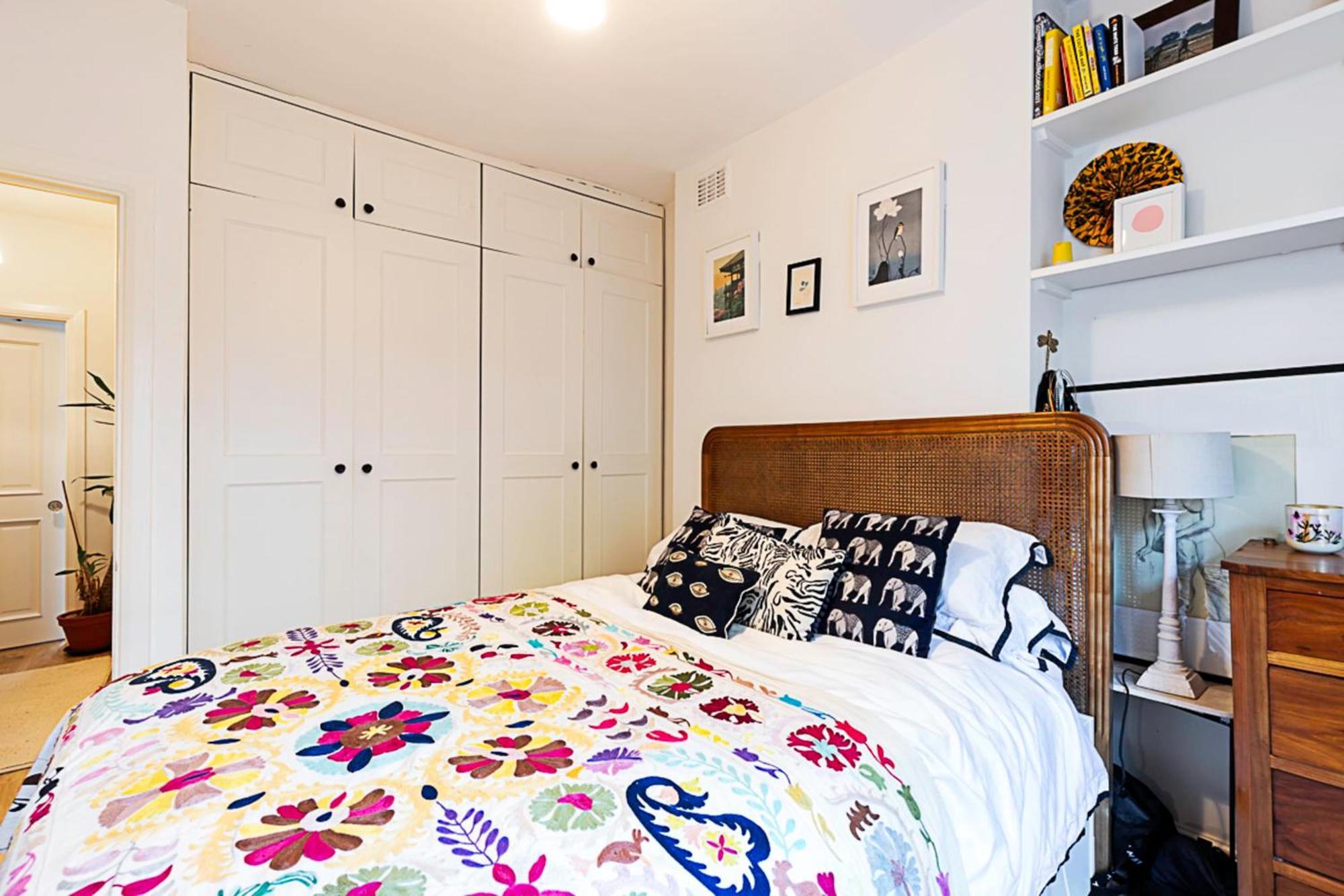 Colourful And Cosy In De Beauvoir Town Appartement